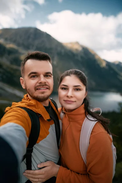 Feliz Pareja Senderismo Joven Pareja Hombre Mujer Las Montañas Sonriendo — Foto de Stock