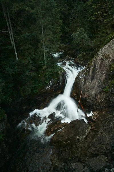 View Small Beautiful Waterfall Green Forest Mountains Rocks Moss Trees — Stock Photo, Image