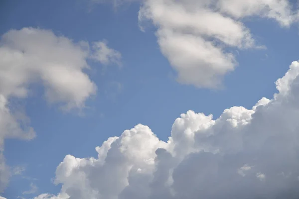 Weiße Wolken Sommerhimmel Wolkenkratzer Konzept Des Klimawandels — Stockfoto