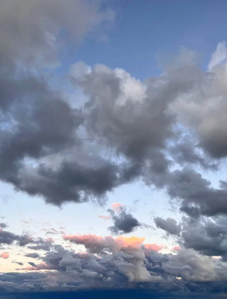 Teal Oranje Zonsondergang Hemel Boven Oceaan Pastelkleurige Wolken Aan Ochtendhemel — Stockfoto