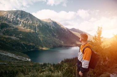 Morskie Oko Gölü. Polonya Tatras Dağları 'nda ünlü bir seyahat merkezi. Avrupa dağlarında büyüleyici bir göl.