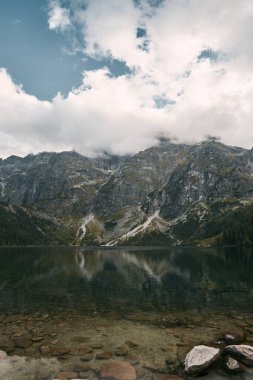 Morskie Oko Gölü. Polonya Tatras Dağları 'nda ünlü bir seyahat merkezi. Avrupa dağlarında büyüleyici bir göl.