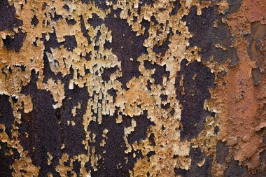 Paslanmış demir yüzeyden dökülen eski boya. Makro doku.