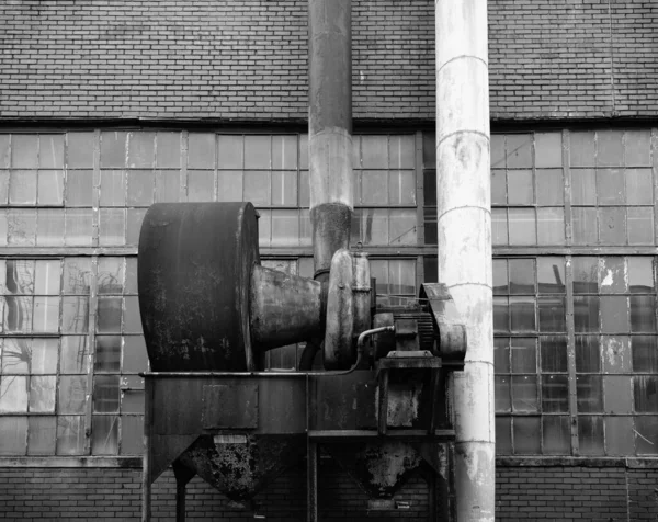 Alte Verrostete Maschinen Vor Verlassener Fabrik — Stockfoto