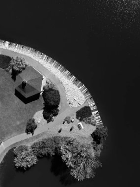 Park manzarası ve göl kıyısındaki teras. Siyah beyaz. Kopya için negatif alanı var.