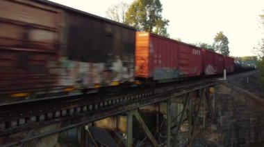 Güney Carolina, ABD 'deki Catawba Nehri üzerinde kameraya yakın bir yerden geçen yük treni.. 