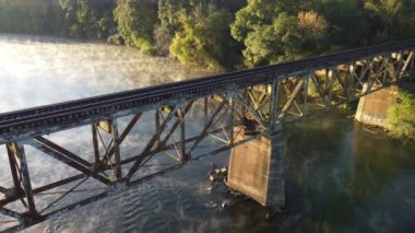 Güney Carolina, ABD 'deki Catawba Nehri' nden yükselen sis ile eski demiryolu köprüsünün havadan görünüşü