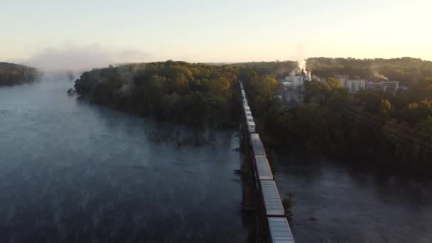 Seguito Aereo Del Treno Merci Che Attraversa Ponte Sopraelevato Sul — Video Stock