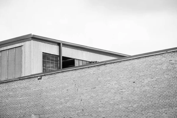 Ziegelmauer Und Industriearchitektur Monochrom — Stockfoto