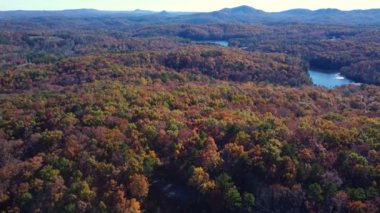 Güney Carolina 'nın yukarısında muhteşem bir sonbahar yeşilliği üzerinde hava saldırısı. Table Rock State Parkı yakınlarındaki dağların ve gölün üzerinde uçuyor..