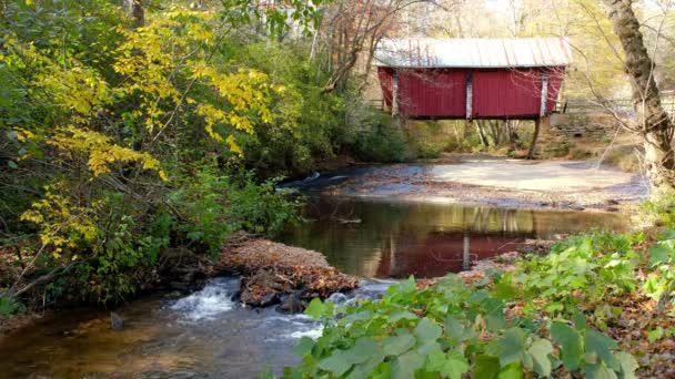 Puente Cubierto Rústico Pequeño Arroyo Con Follaje Cambiante Otoño — Vídeo de stock