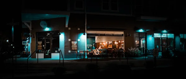 Rock Hill, Güney Carolina, ABD - 9 Ekim 2021: Müşteriler yalnız atmosferi ve karanlık gölgeleri olan mahalle restoranında yemek yiyorlar