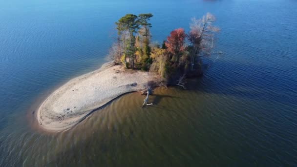 Tirón Aéreo Sobre Una Pequeña Isla Rodeada Tranquilas Aguas Azules — Vídeo de stock