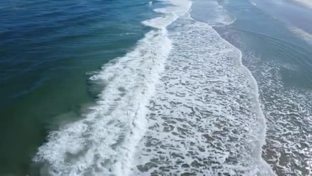 Yumuşak Dalgaların Üzerinde Uçan Dalgalar Sahil Boyunca Uçan Dalgalar — Stok video