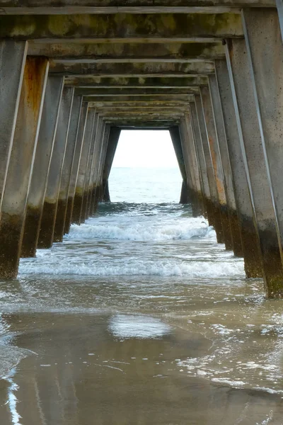 Ondas Suaves Sob Cais Concreto Com Mar Calmo Horizonte Distância — Fotografia de Stock