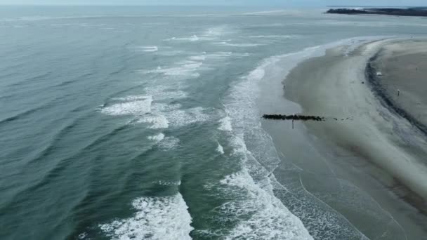 Vista Aérea Sobre Ondas Suaves Sobrevoando Ondas Ruptura Longo Costa — Vídeo de Stock