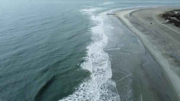 从温和的海浪中升起的景色 在破浪中飞翔 因为很少有海滩游客喜欢这一天 — 图库视频影像
