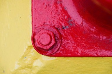 Kırmızı ve sarı pamited çelik somun ve cıvata