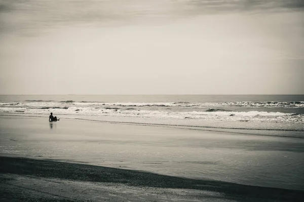 Człowiek Siedzi Plaży Kontemplacji — Zdjęcie stockowe