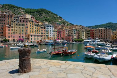 İtalya 'nın Camogli kentindeki limanda dinlenen tekneler.