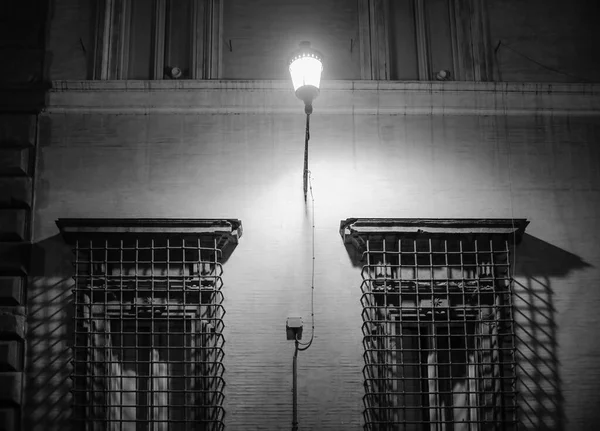 Vergitterte Fenster Und Einzelne Straßenlaternen Mit Dramatischen Schatten Schwarz Weiß — Stockfoto