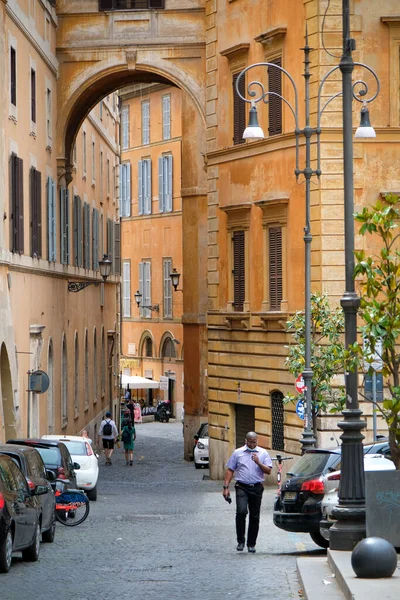 Rome Italy June 2022 Pedestrians Walk Narrow Streets Rome Italy — Stock Photo, Image