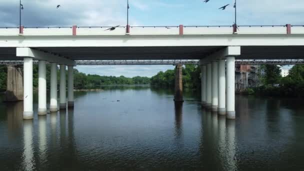 Luchtmacht Weg Van Snelweg Viaduct Als Meerdere Vogels Vliegen Catawba — Stockvideo