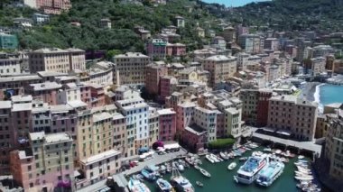 İtalya 'nın Camogli kentindeki balıkçı köyünde dinlenmekte olan birçok tekne ve güzel Akdeniz suyuyla havadan çekiliyor.. 