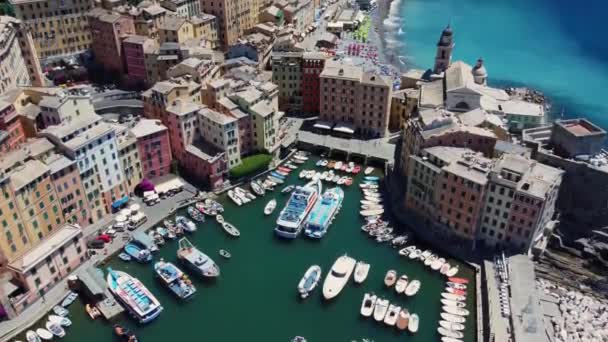 Nedstigning Skott Över Fiskebyn Camogli Italien Med Många Båtar Vila — Stockvideo
