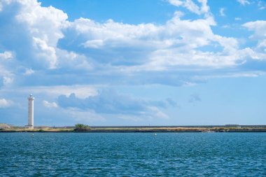 Viareggio Diga Foranea Deniz Feneri 'nin dramatik bulutlu manzarası.