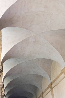 İlginç bir tavan soyut desen oluşturuyor..