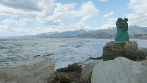 Strandbesucher Genießen Die Brandung Hinter Der Statue Von Attesa Viareggio — Stockvideo