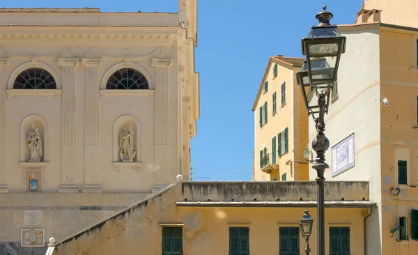 Ornate Gebouwen Straatlantaarn Met Diepblauwe Mediterrane Luchten Camogli Italië — Stockfoto