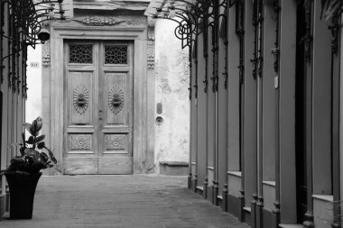 Lucca, İtalya - 6 / 6 / 2022: Lucca, İtalya 'daki geleneksel Toskana avlusunda restoran kapısı.