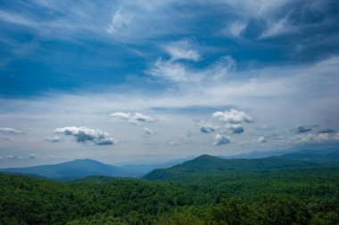 Kuzey Carolina 'nın Blue Ridge Dağları dramatik gökyüzü ve fısıltılı bulutlarıyla.