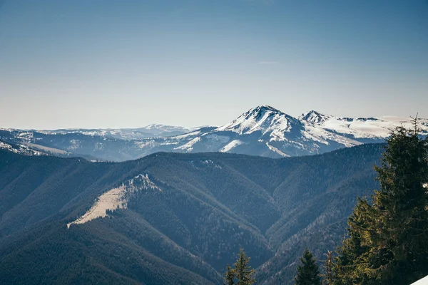 冬末早春白雪覆盖的山峰景观 — 图库照片