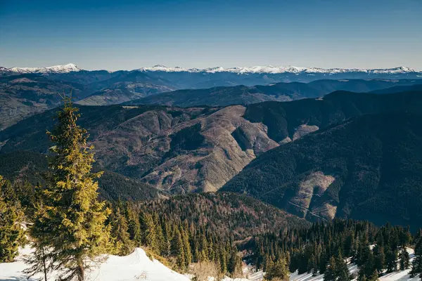 Landschaft mit schneebedeckten Gipfeln, später Winter, früher Frühling — Stockfoto