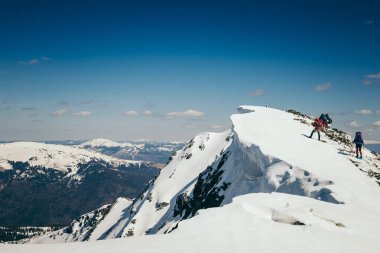 Dağlarda kar ve mavi gökyüzü, bahar