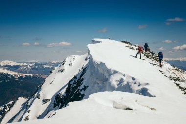 Dağlarda kar ve mavi gökyüzü, bahar