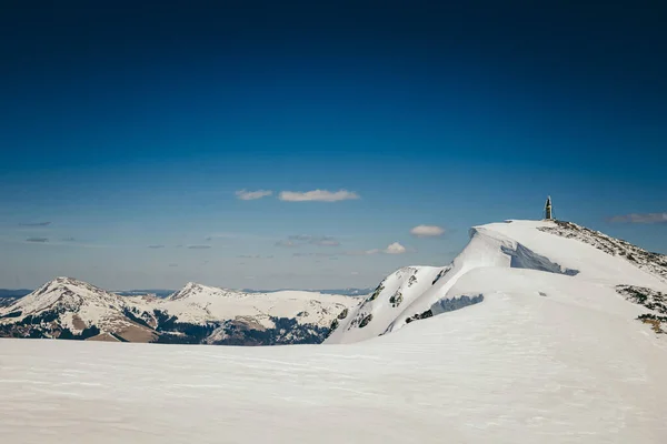 Snö i bergen och blå himmel, vår — Stockfoto