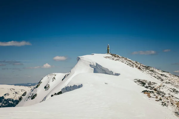 Sníh v horách a modrá obloha, jaro — Stock fotografie