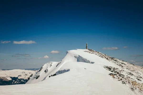 Schnee in den Bergen und blauer Himmel, Frühling — Stockfoto