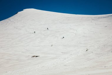 Dağlarda kar, kayakçılar ilkbahar ve kış