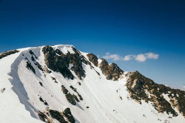 Dağlarda kar ve mavi gökyüzü, bahar