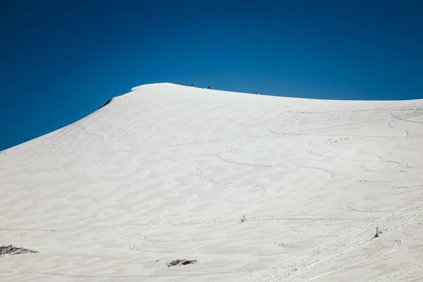 Dağlarda kar, kayakçılar ilkbahar ve kış — Stok fotoğraf