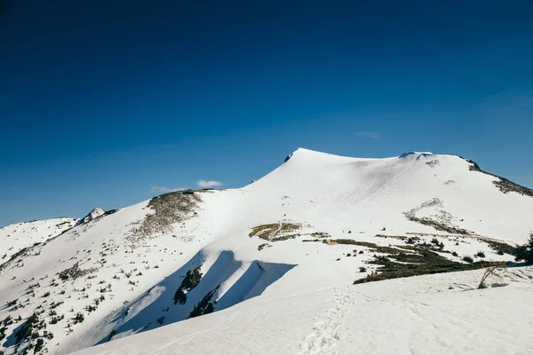 Neve in montagna, disgelo in primavera e inverno — Foto Stock