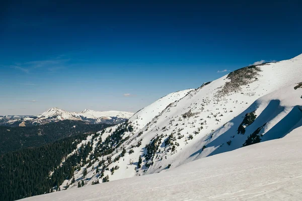 Snö i fjällen, tina på vår och vinter — Stockfoto