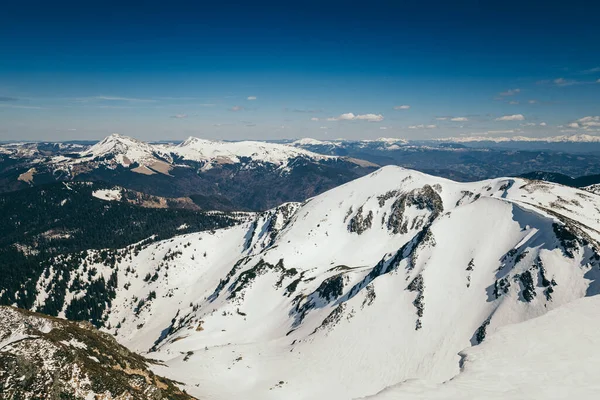 Neve nas montanhas e céu azul, primavera — Fotografia de Stock