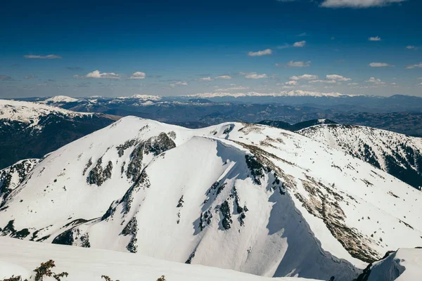 Snö i bergen och blå himmel, vår — Stockfoto