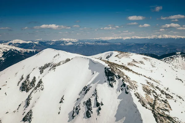 Neve nas montanhas e céu azul, primavera — Fotografia de Stock